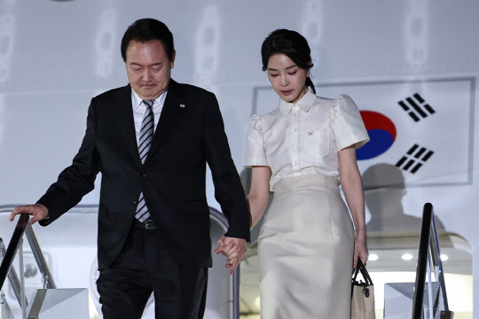윤석열 대통령과 김건희 여사가 주요 20개국(G20) 정상회의 참석을 위해 13일(현지시간) 인도네시아 발리 응우라 라이 국제공항에 도착, 공군 1호기에서 내리고 있다.<연합뉴스>